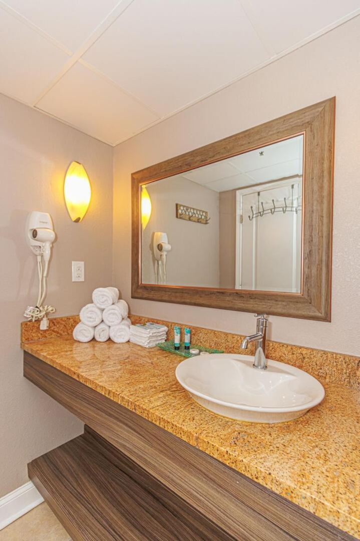 Oceanfront 1 Bedroom Suite With Beautiful Decor And Accents Caravelle Resort 1039 Sleeps 6 Guests 默特尔比奇 外观 照片